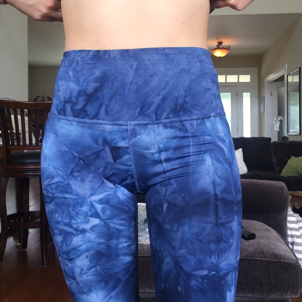 BeyondYoga blue marbled leggings